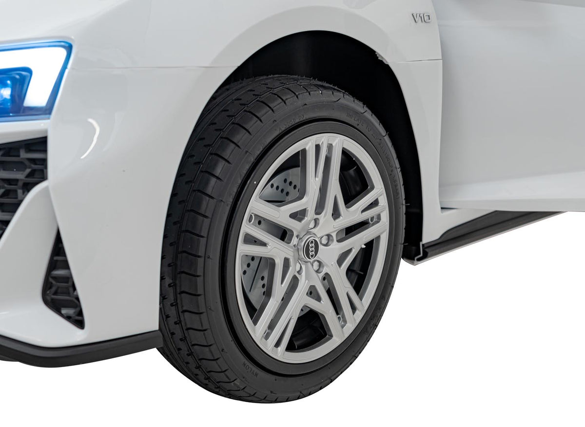 Audi Spyder R8 LIFT vehicle White