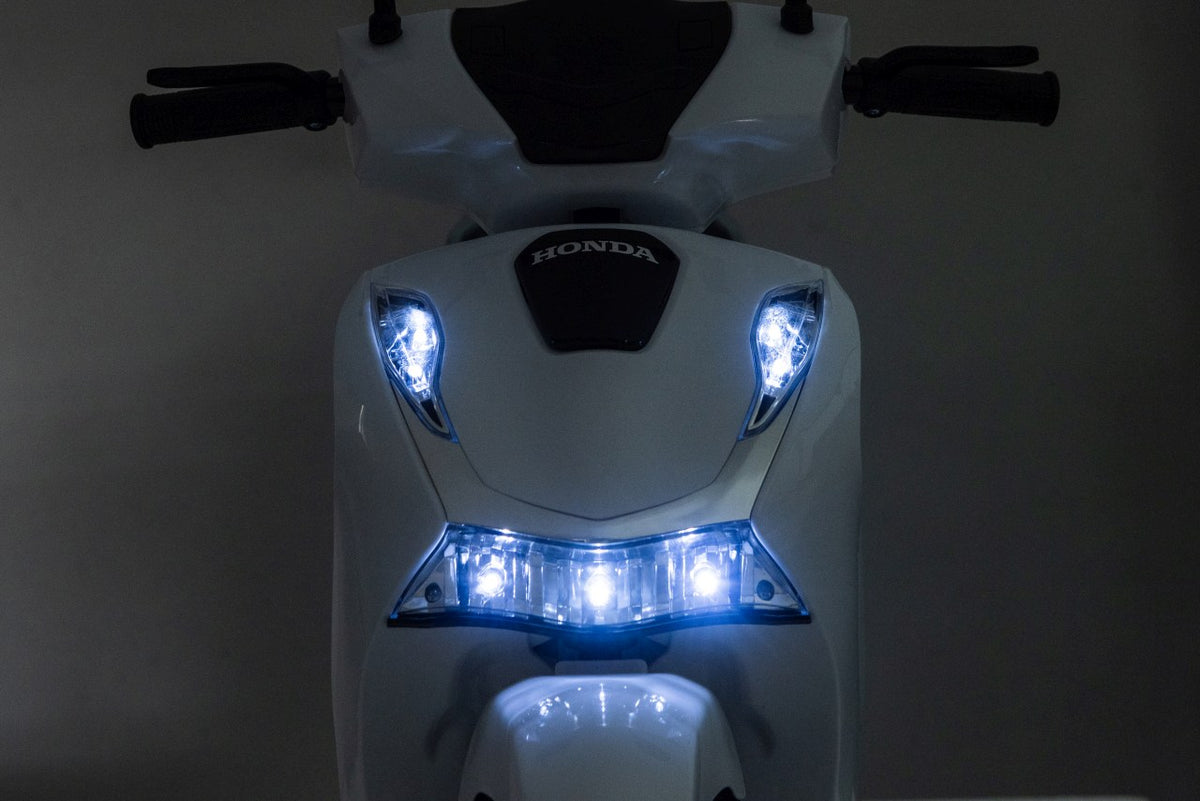 Vehicle Motor Scooter HONDA SH125I White